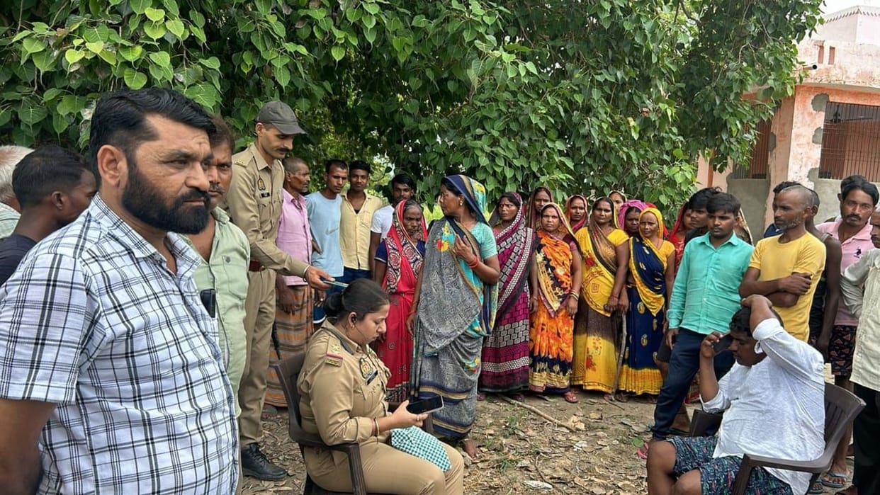 Electric wires collided with each other, five people got burnt