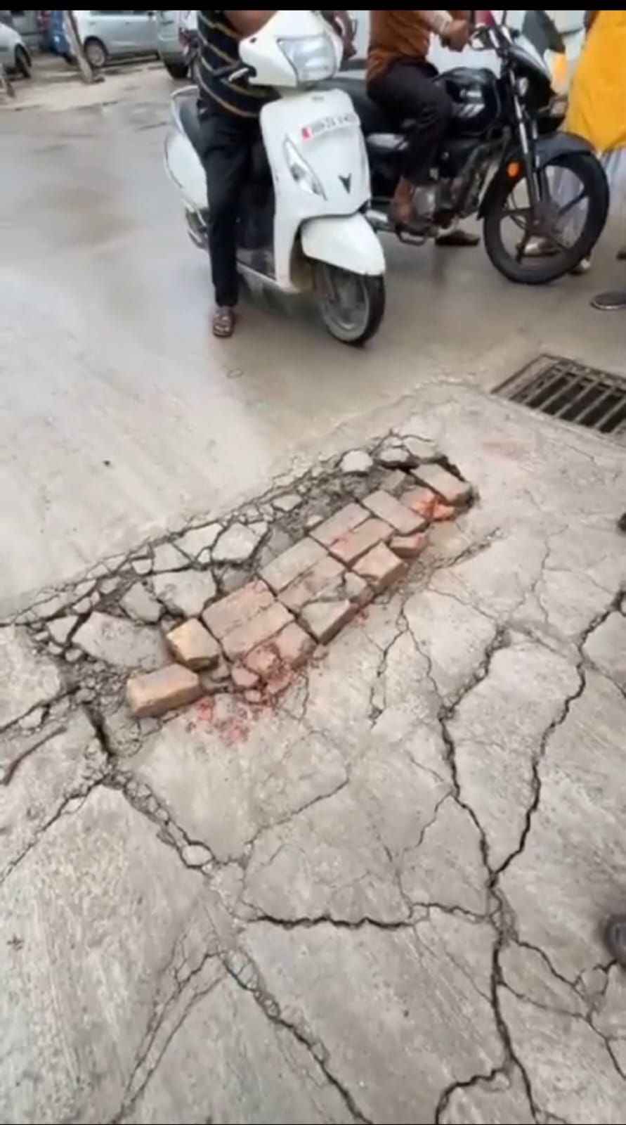 The CC road built worth crores of rupees in the auto market started breaking in the first rain.
