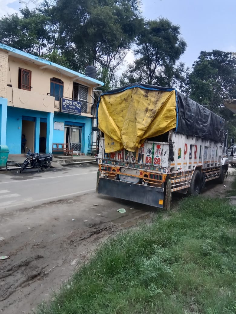 A vehicle filled with 500 tins of birch bark caught while roaming around the market