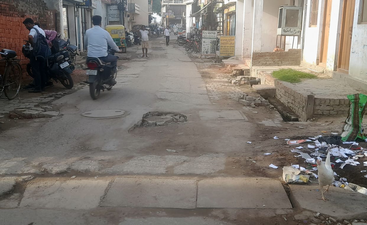 Appearance of Arya Kanya Gali disfigured due to laying of sewer line