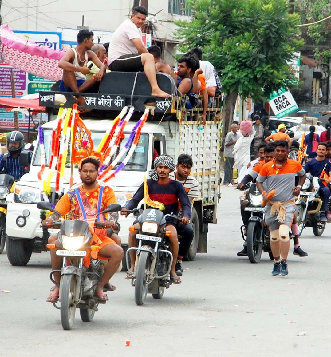 Flood of Dak Kanwadis gathered on the streets, running fast