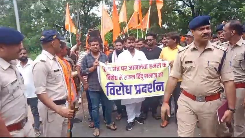 Hindu organization surrounded the police station, protesting against the assault on a Sadhu in Chanderi