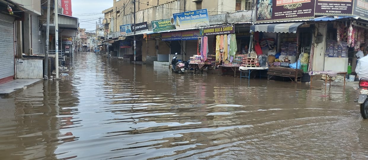Roads and underbridges submerged due to rain, vehicles stuck for hours, helpless responsible