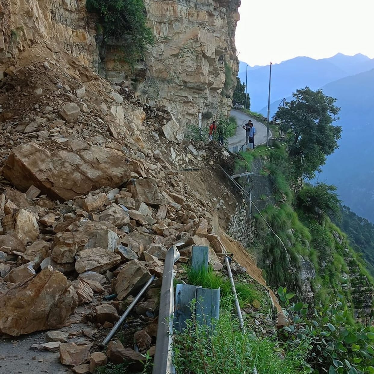 Vehicles did not run on Saloni-Dhargala road for nine hours