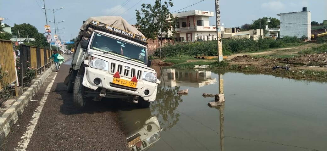 Pothole not visible due to waterlogging on road, canter stuck