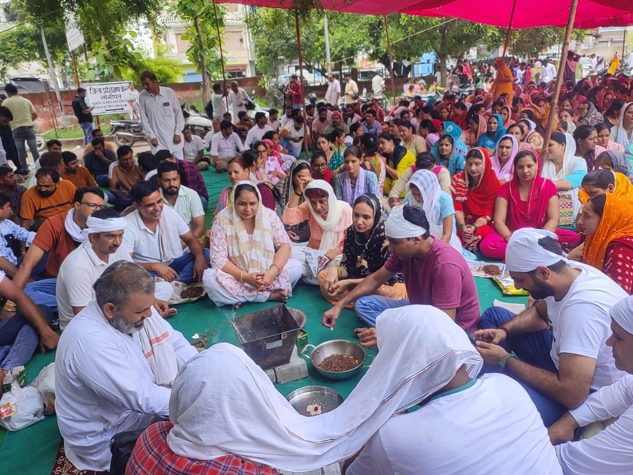NHM workers performed havan for the goodwill of the government, strike extended till 6