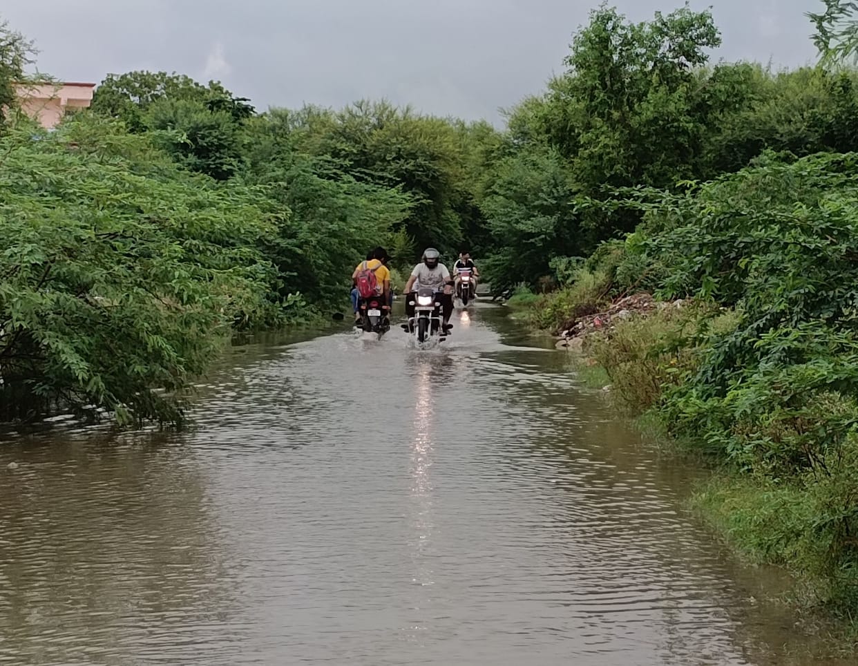 Trouble... Roads submerged due to 75.40 mm rain, houses filled with water