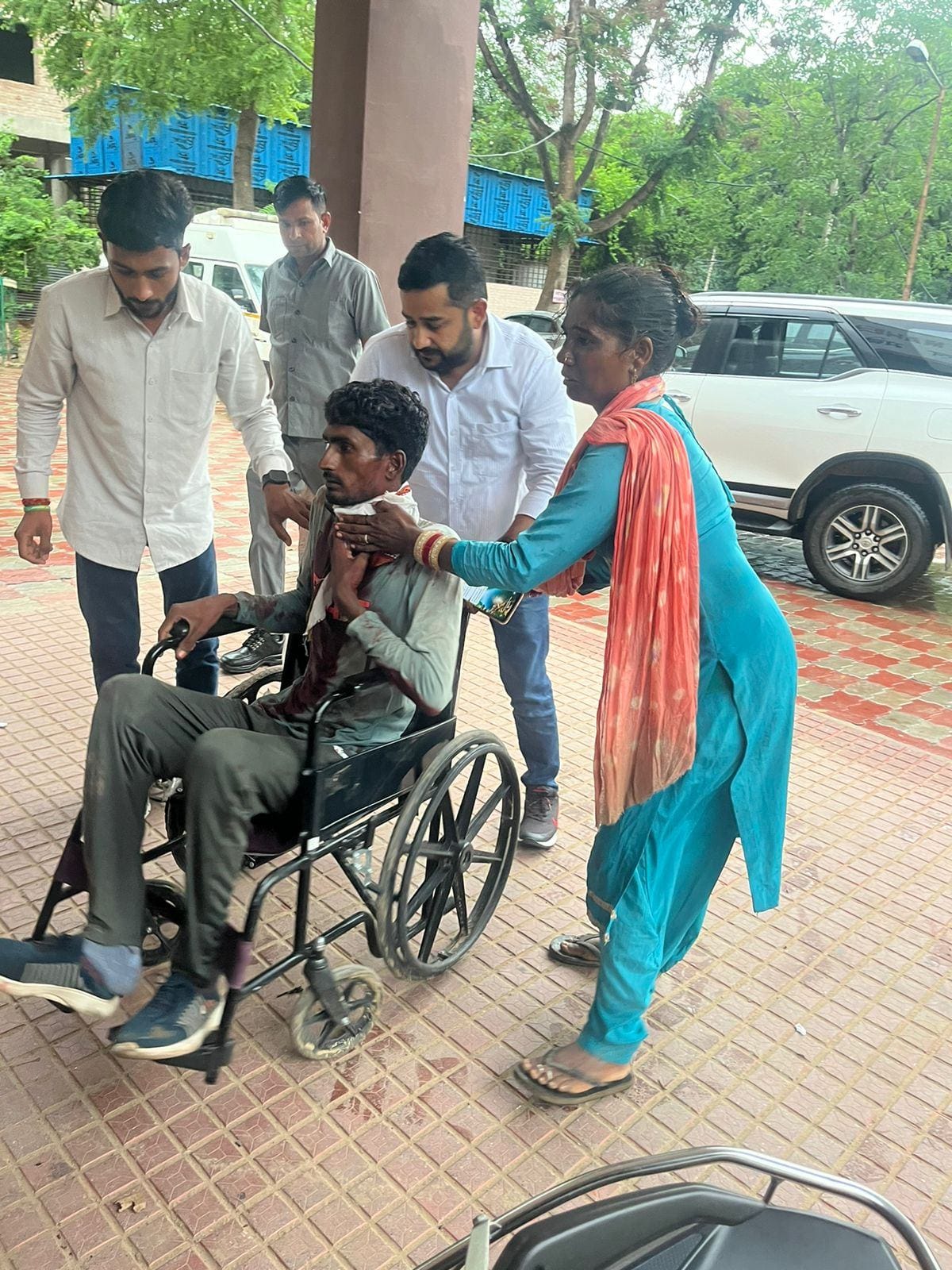 Bike rider's neck cut by Chinese manjha, was going to village with wife