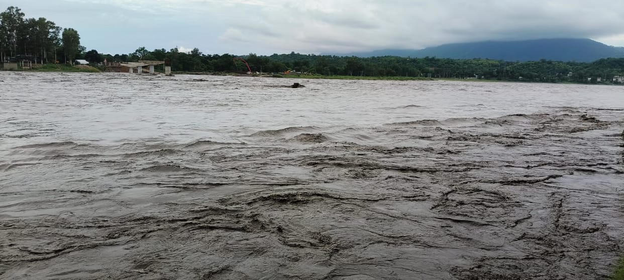 Water level increased in Beas river, Nadaun police increased patrolling