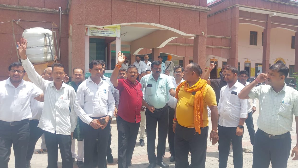 Lawyers protested against the murder of a lawyer in Hardoi