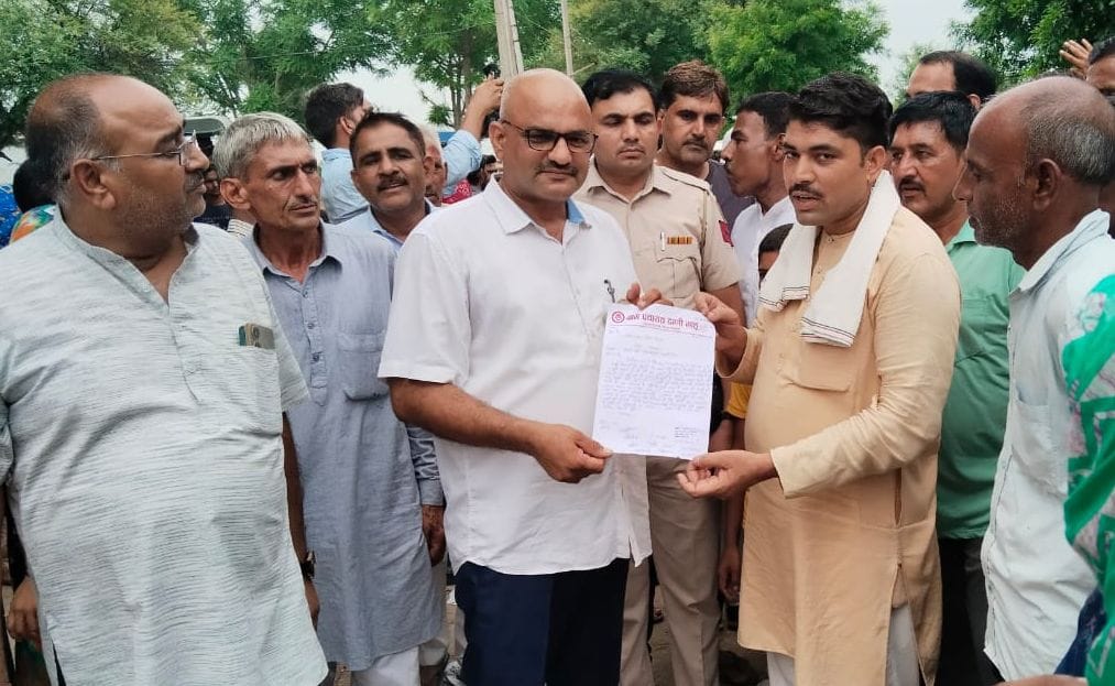 Villagers submitted memorandum to SDM demanding solution to drinking water problem