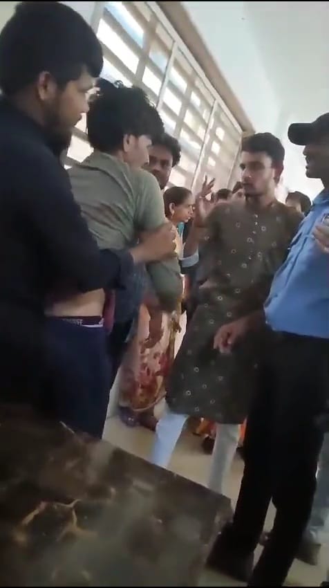 Damoh Video of assault on young man in district hospital goes viral, allegation of snatching Rs 500.￼