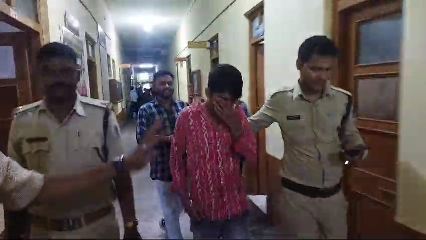 पुलिस गिरफ्त में आरोपी।