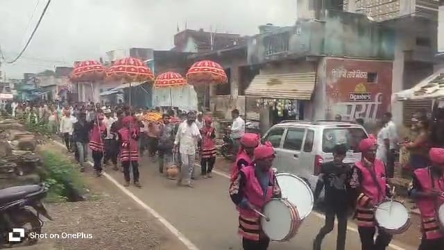 Damoh The last journey took place to the tune of bands and drums, following the tradition.