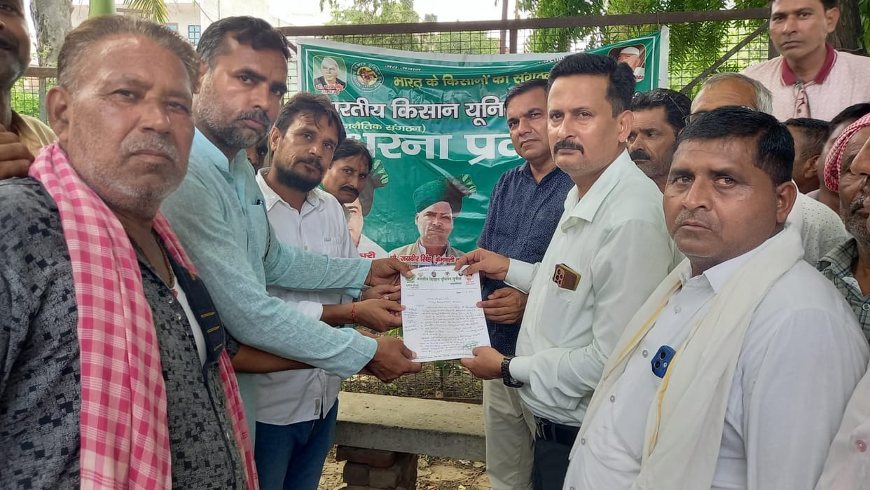 Angry farmers protest due to disruption in power supply