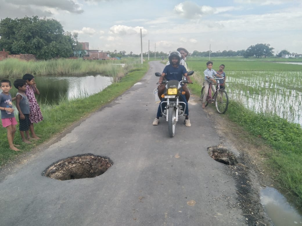 Two deep potholes formed in the road due to breaking of hume pipe, traffic disrupted