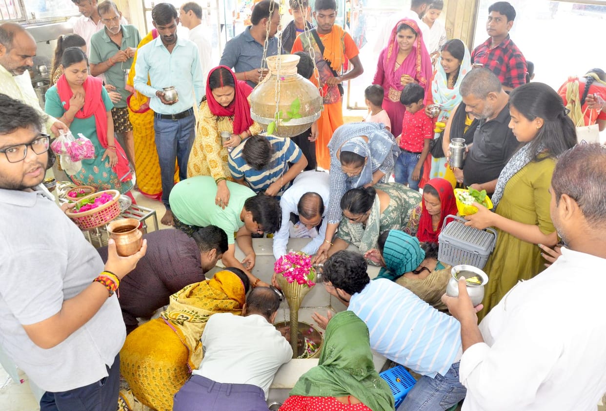 Shiva temples echoed with the chants of Har Har Mahadev... Shiva devotees performed Jalabhishek