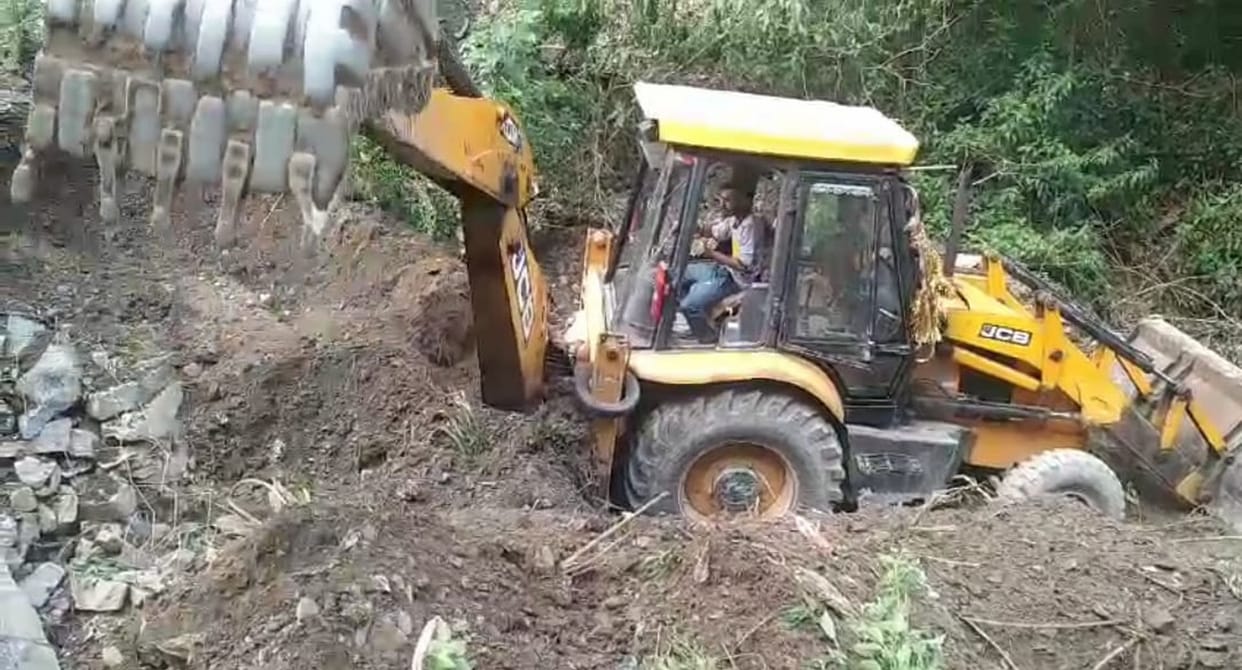 Chamba-Chuwadi road remained closed for two and a half hours due to heavy rocks coming from the mountain.