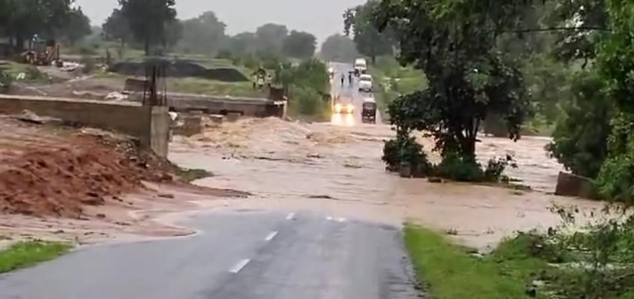 Shahdol Rain becomes problem Three routes leading to Chhattisgarh closed police appealed to be cautious