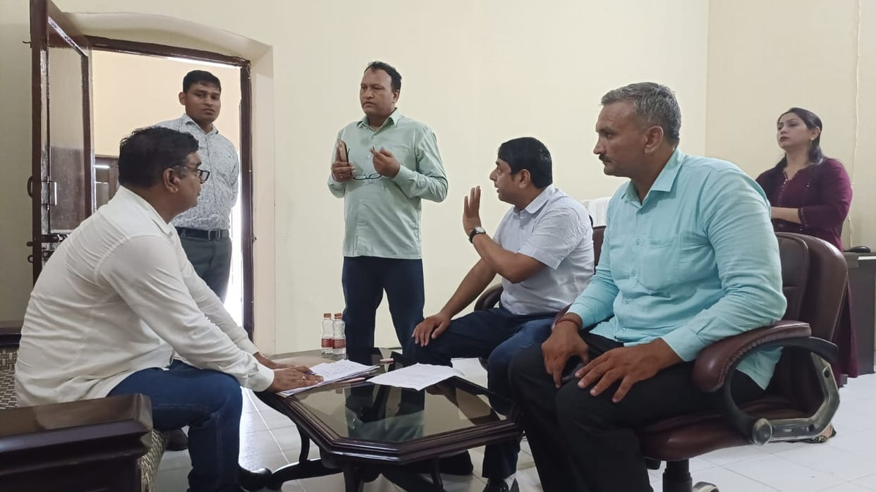 CM Flying raids on Labour Department's office, no board found on the gate