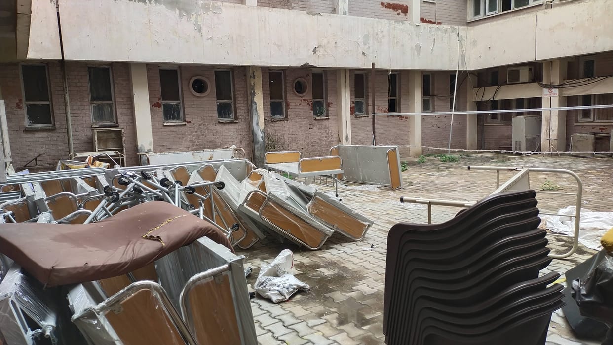 The beds found in the hospital are left open under the hospital, they are getting spoiled in the rain.