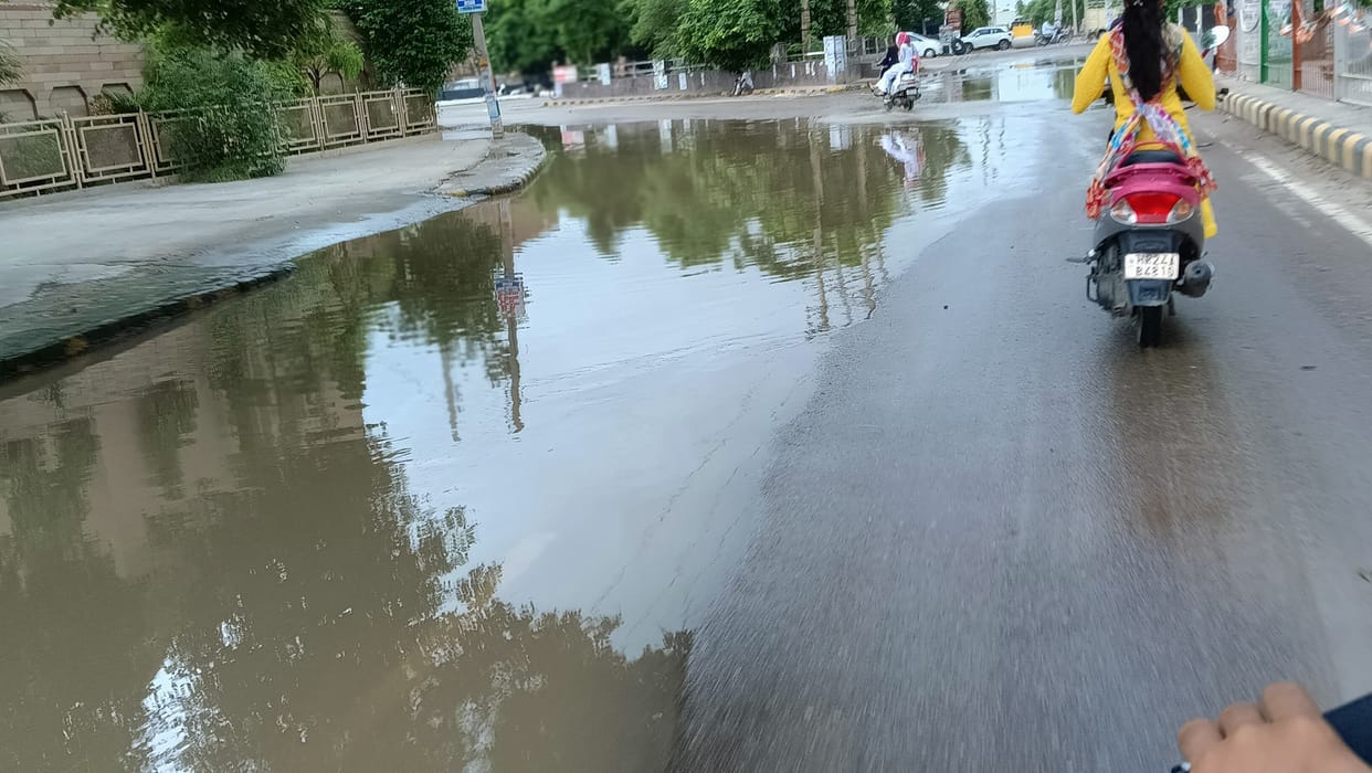 Badra rained 5 mm in the district and 14 mm in Fatehabad city, water on the roads.