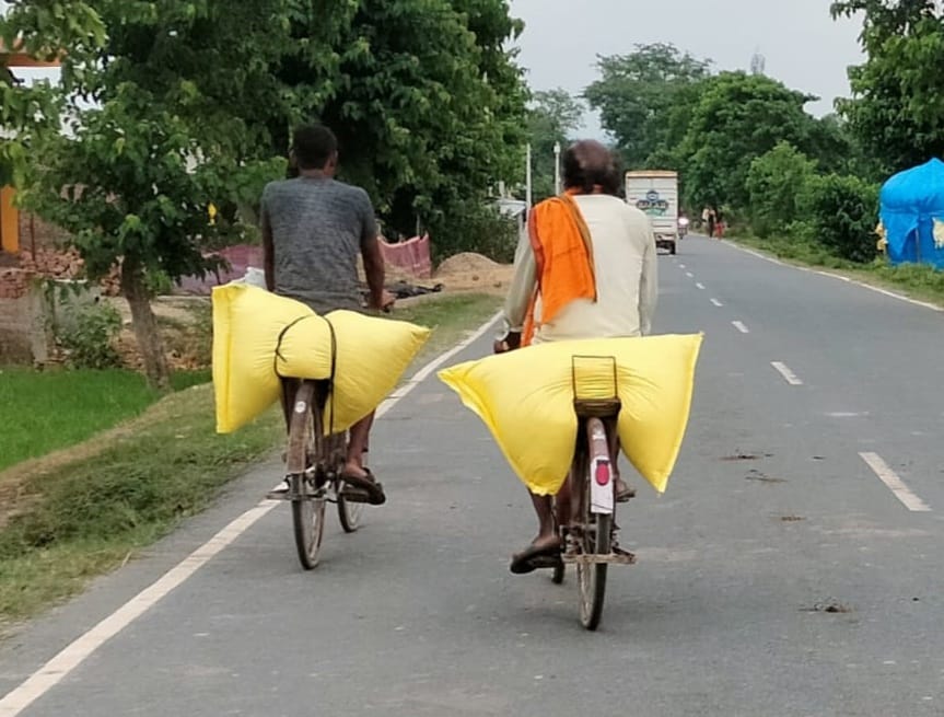 Fertilizer smuggling increased, smugglers are delivering it to Nepal on bicycles
