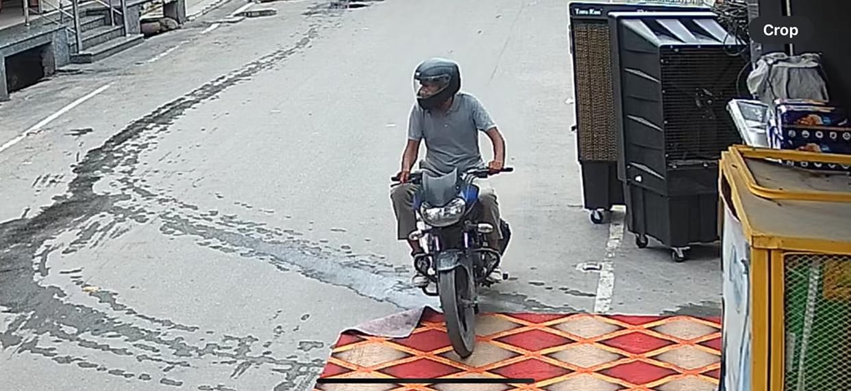 The person who came to take the bucket stole the shopkeeper's purse and escaped