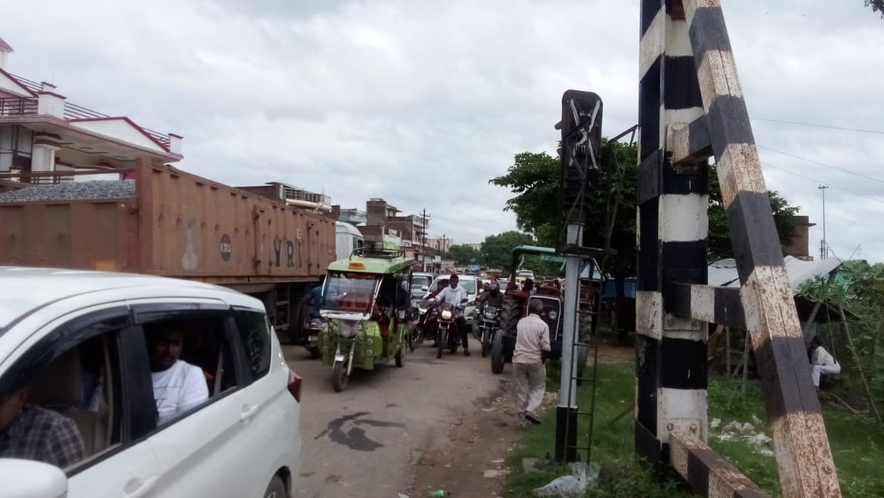 Trailer axle broken at crossing, many trains including Gorakhdham-Vaishali stuck