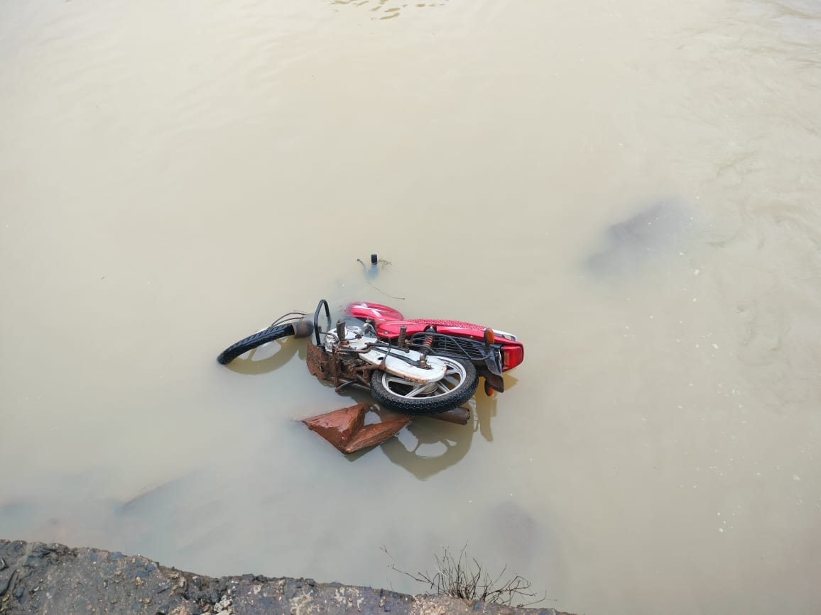damoh Forest watchman died after falling into Gorkha river along with his bike