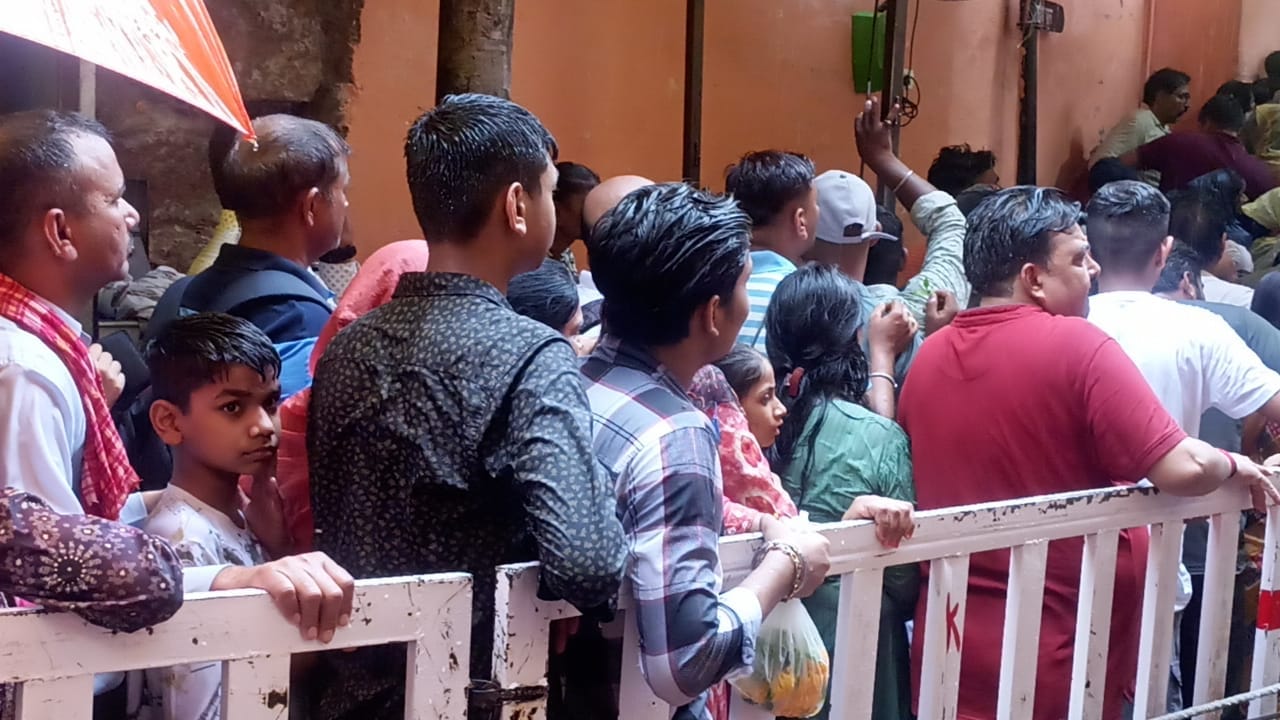 ओंकारेश्वर मंदिर परिसर में लगी भक्तों की भीड़