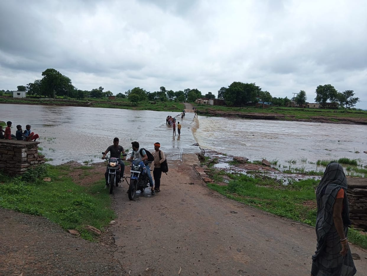 Damoh Even after the bridge sinking, villagers kept going out risking their lives, case of Jabera tehsil.￼