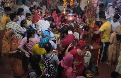 प्राचीन शिव मंदिर में जलाभिषेक करने के लिए लगी श्रद्धालुओं की भीड़। संवाद