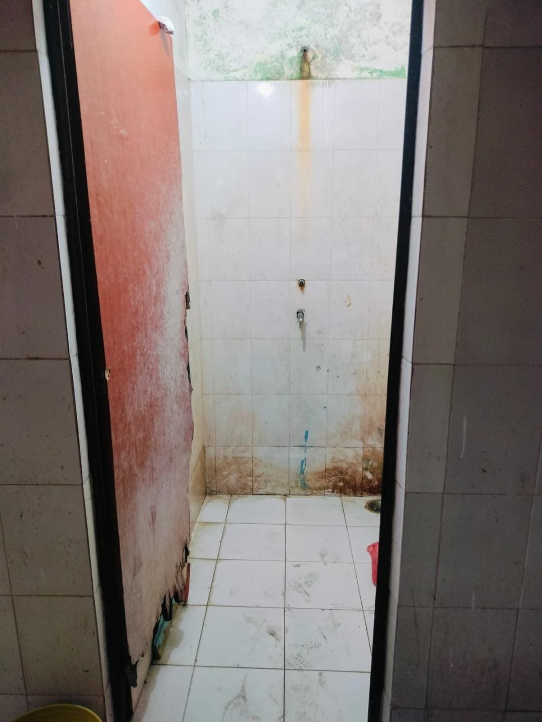 Poor cleanliness in shelter home, no door in toilet
