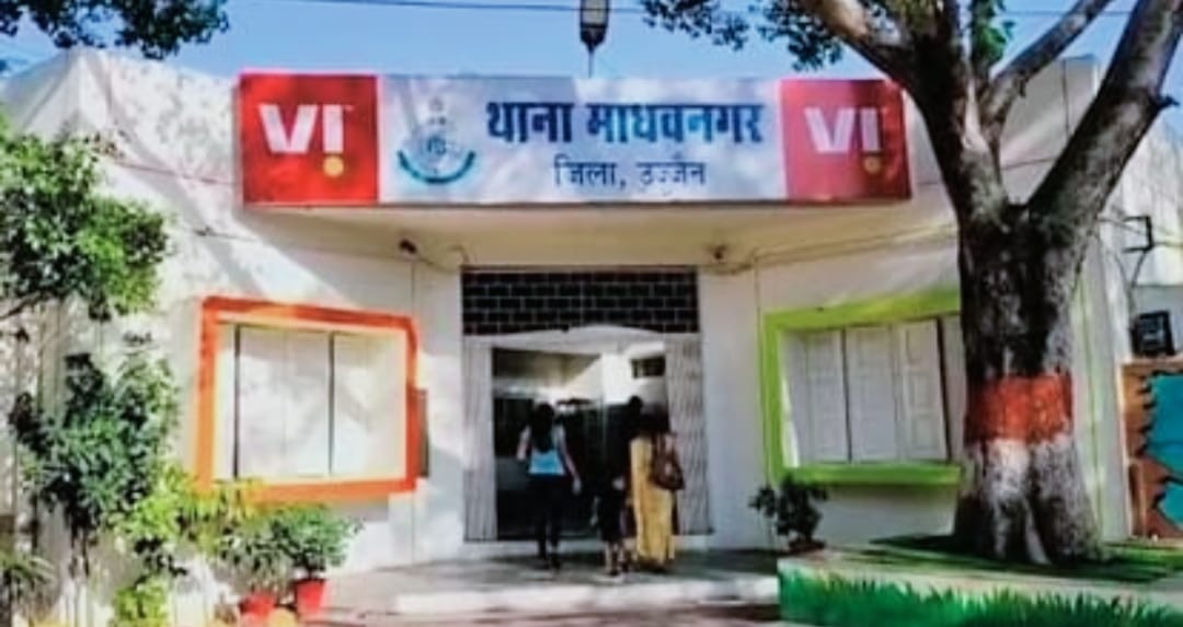 Police had brought miscreants for questioning revealed that they had cheated old women by luring