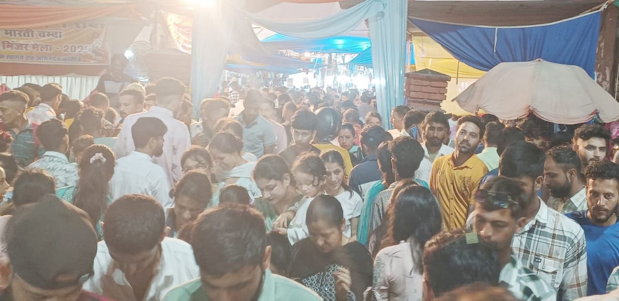 The entrance of Chaugan-2 remained small in front of the crowd.