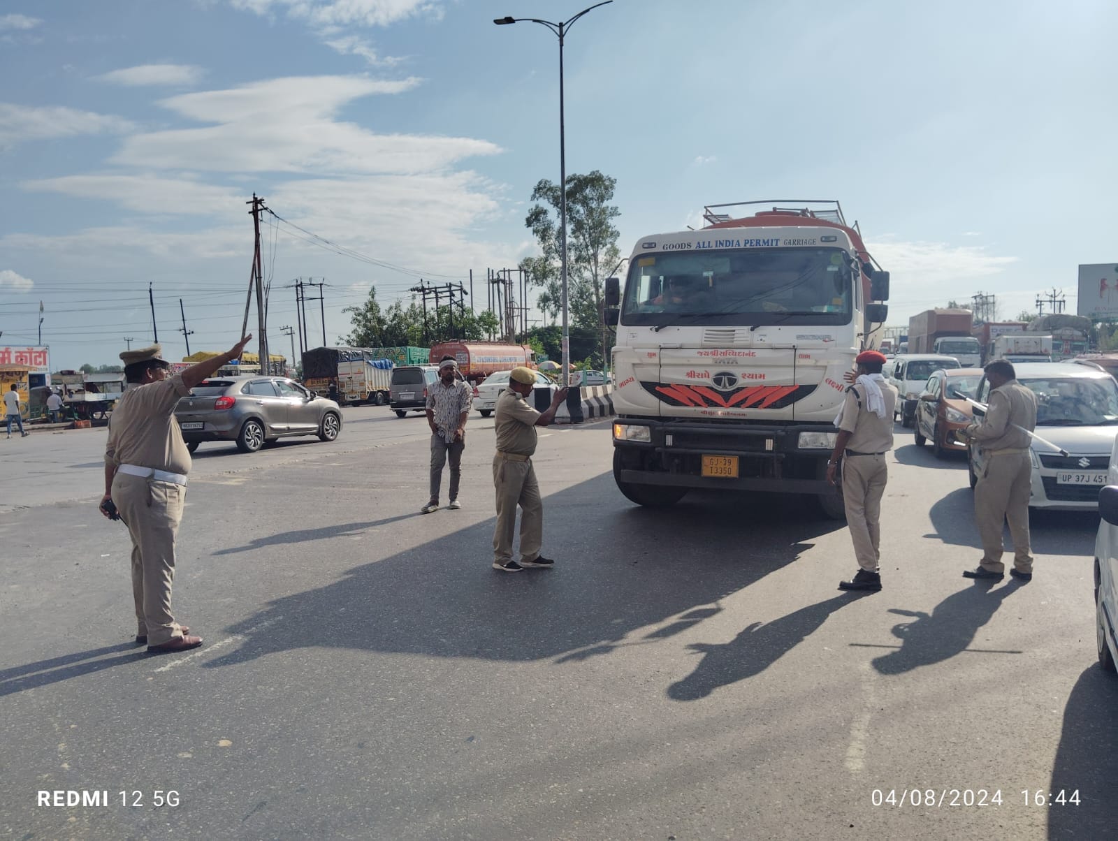 Police stopped vehicles at Chhijarsi toll plaza, there was a jam