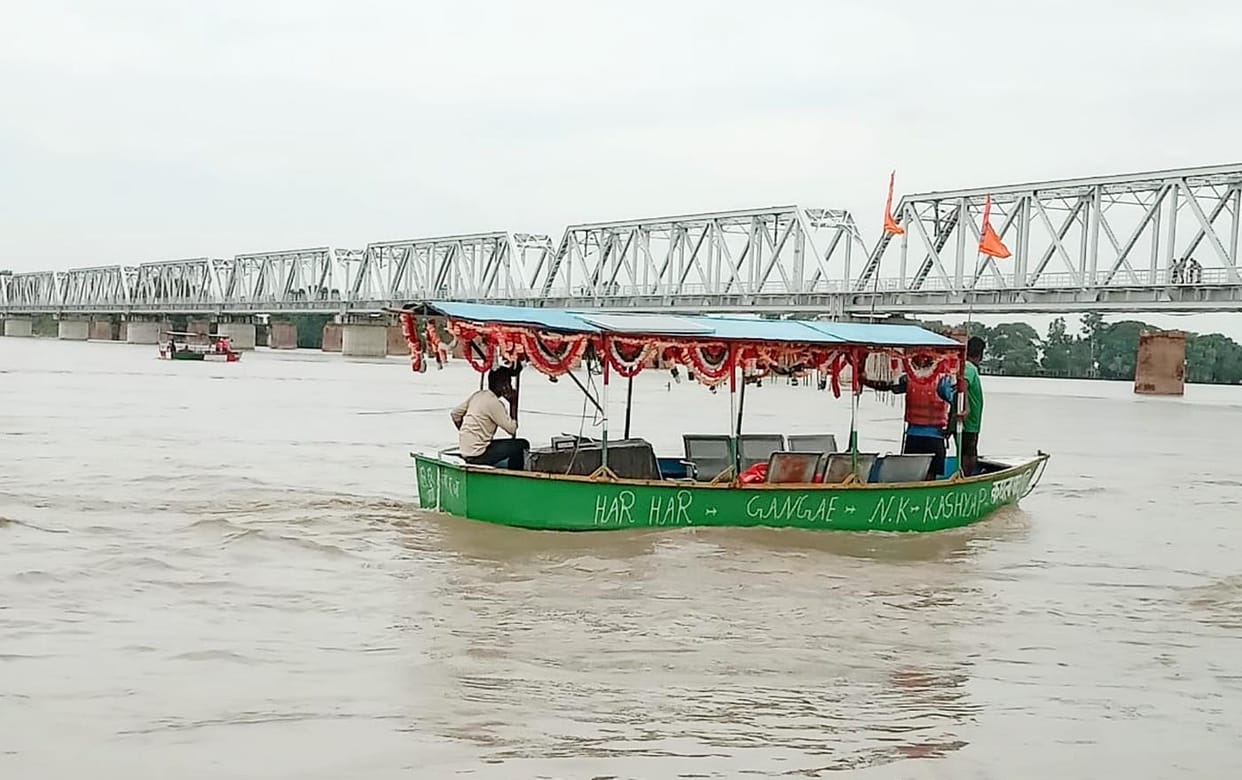 Jumped into Ganga from railway bridge, divers engaged in search