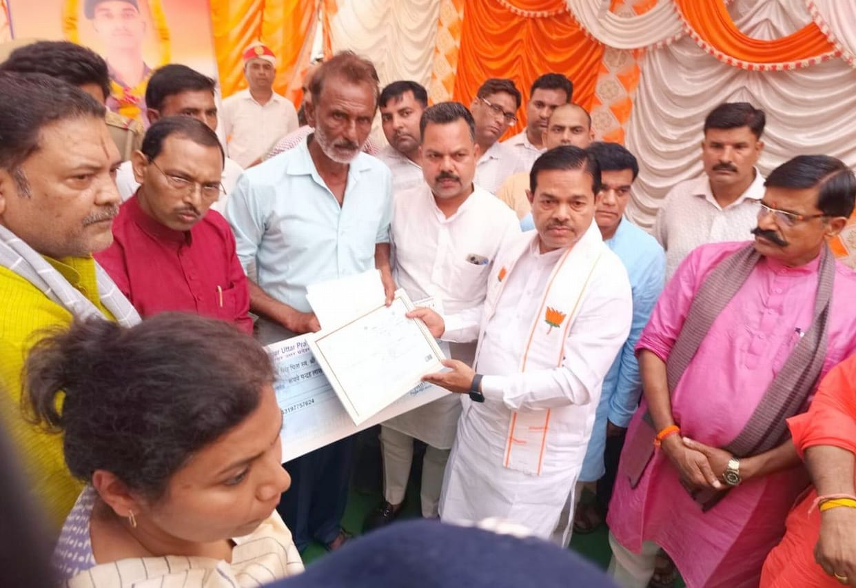Union Minister BL Verma reached Baidharani's house, gave a check of Rs 50 lakh to wife and father.