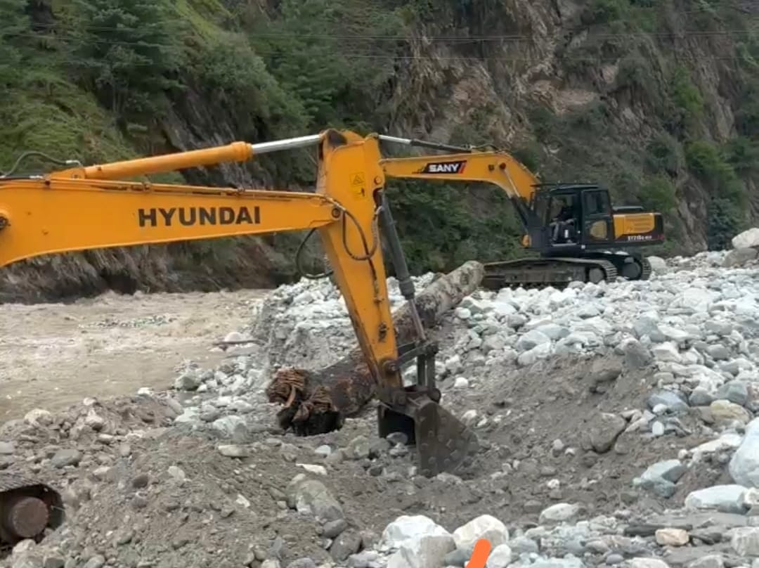 Two machines reached Chauhki village for dredging of Malana drain.