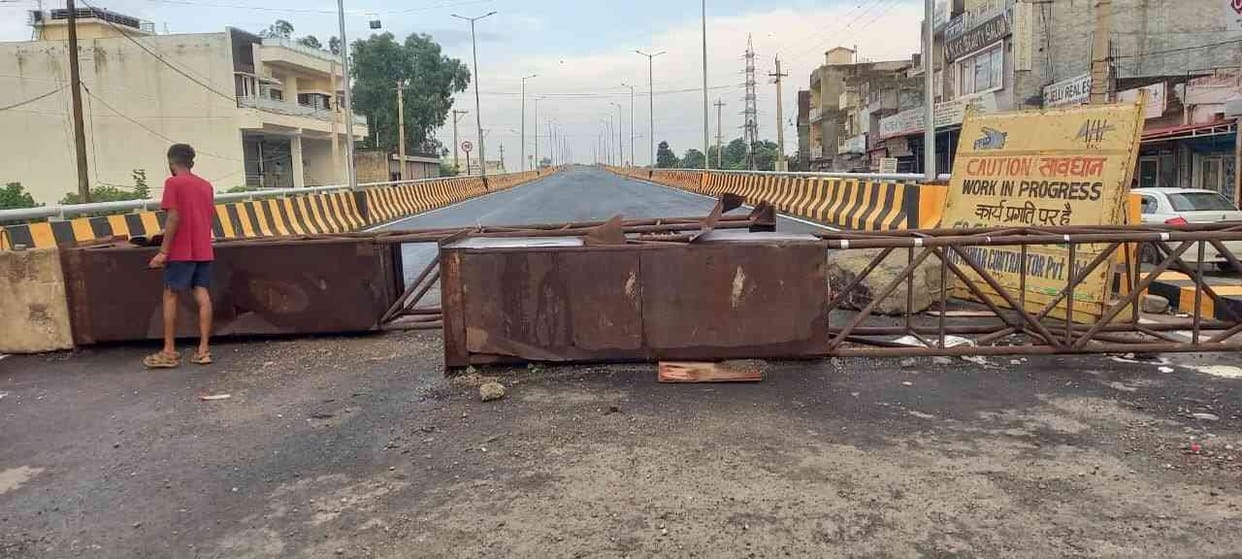 Flyover at Pinjore Railway Gate

The work will be completed by 31st August