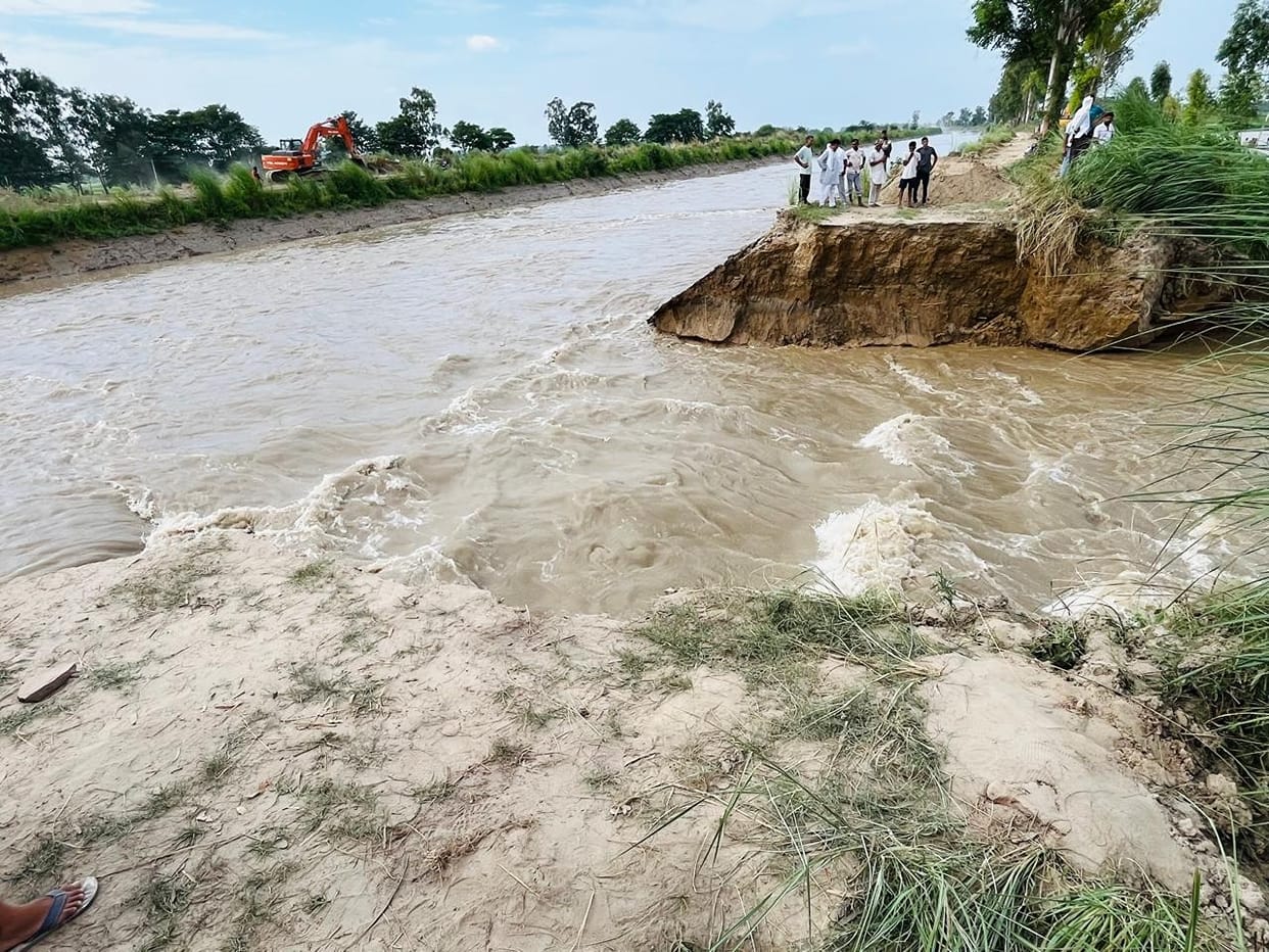 Track of Sundar Branch Canal broken in village Bhavad, about 500 acres of crops submerged