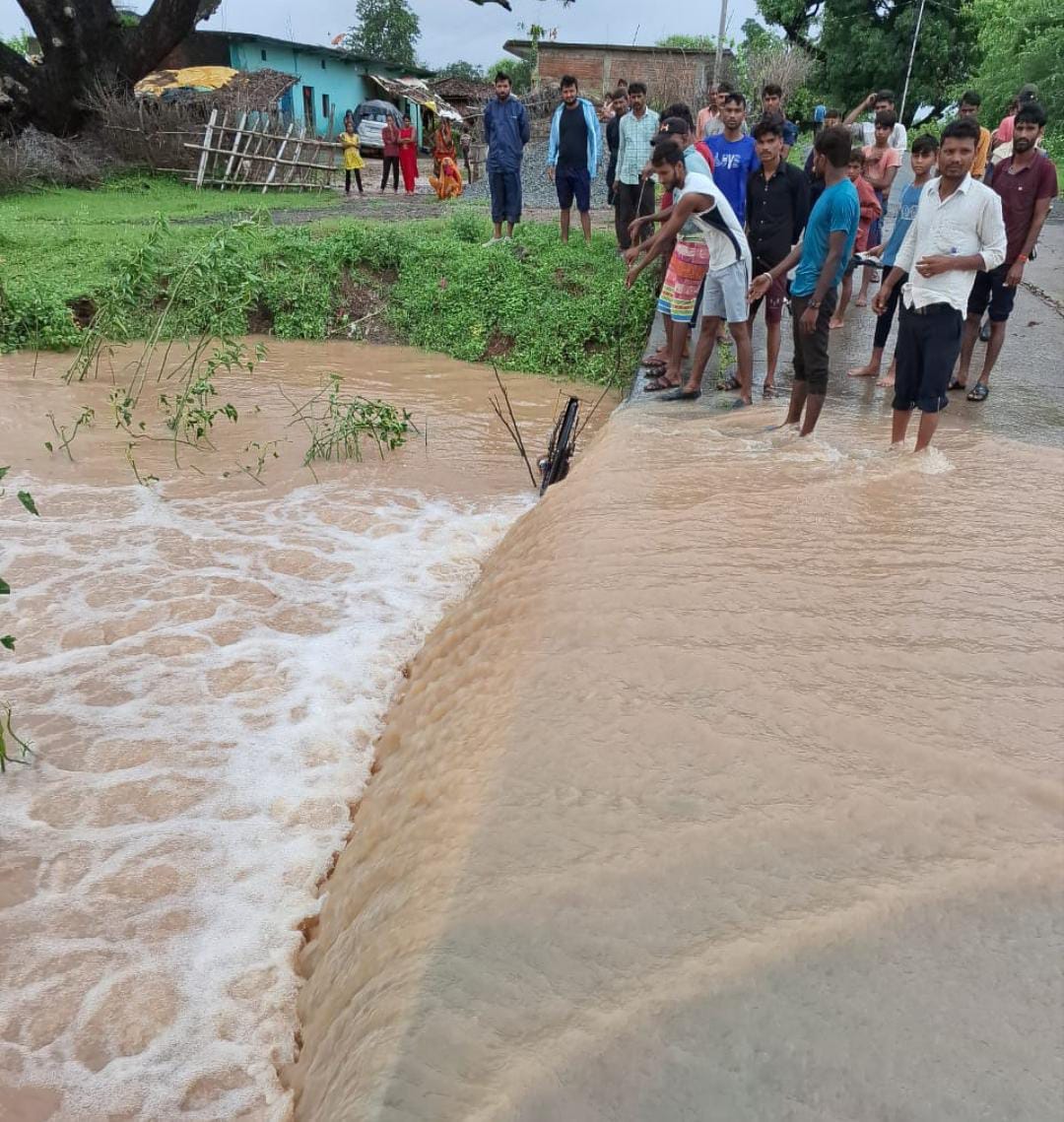 Water was flowing up to 3 feet above the rapta, Dhaba employees were swept away while crossing