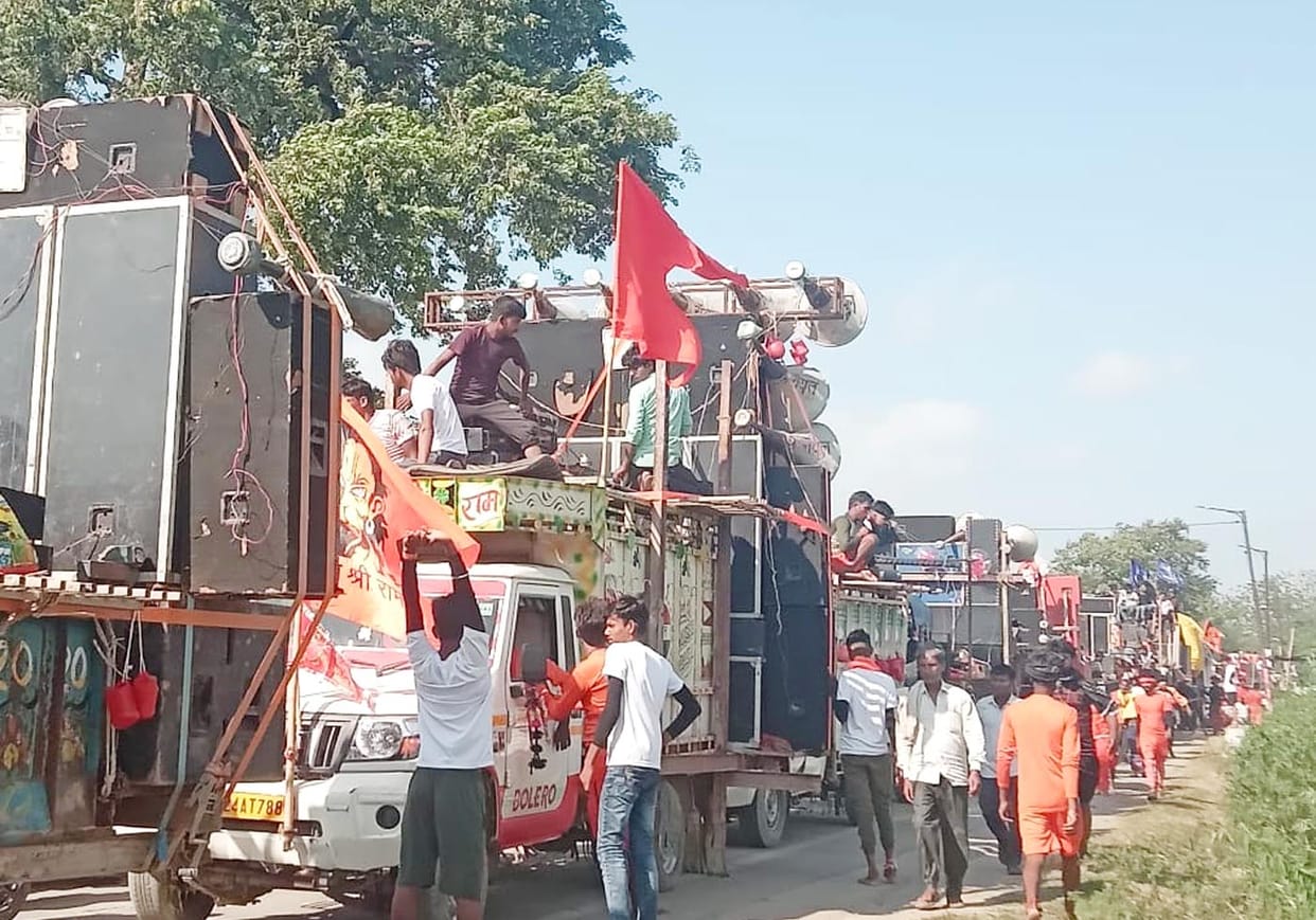 A procession of Kanwadis... danced on the highway with artists on DJ