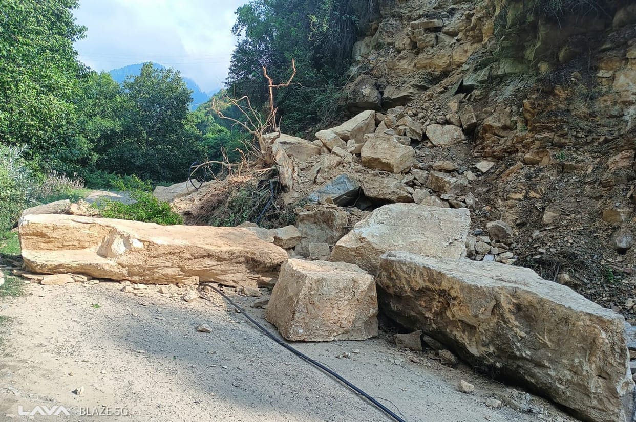 Kalhel-Banjali link road remained closed for two hours due to falling of rocks from the hill.