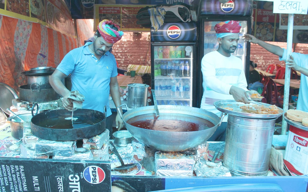 People are liking the taste of Bikaneri Jalebi, Dalbati Churma.