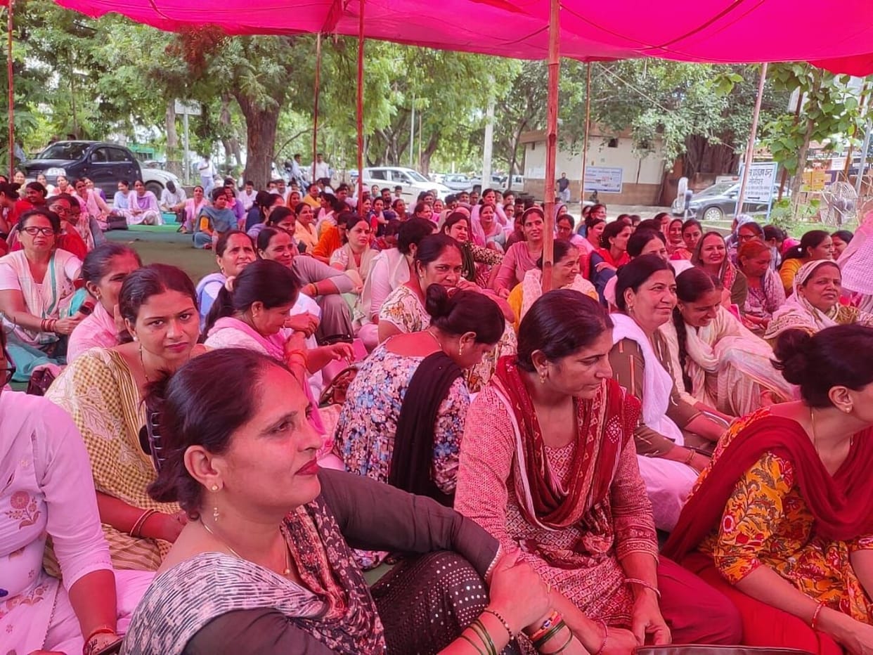 NHM women workers applied mehendi, kept a collective fast at the protest site