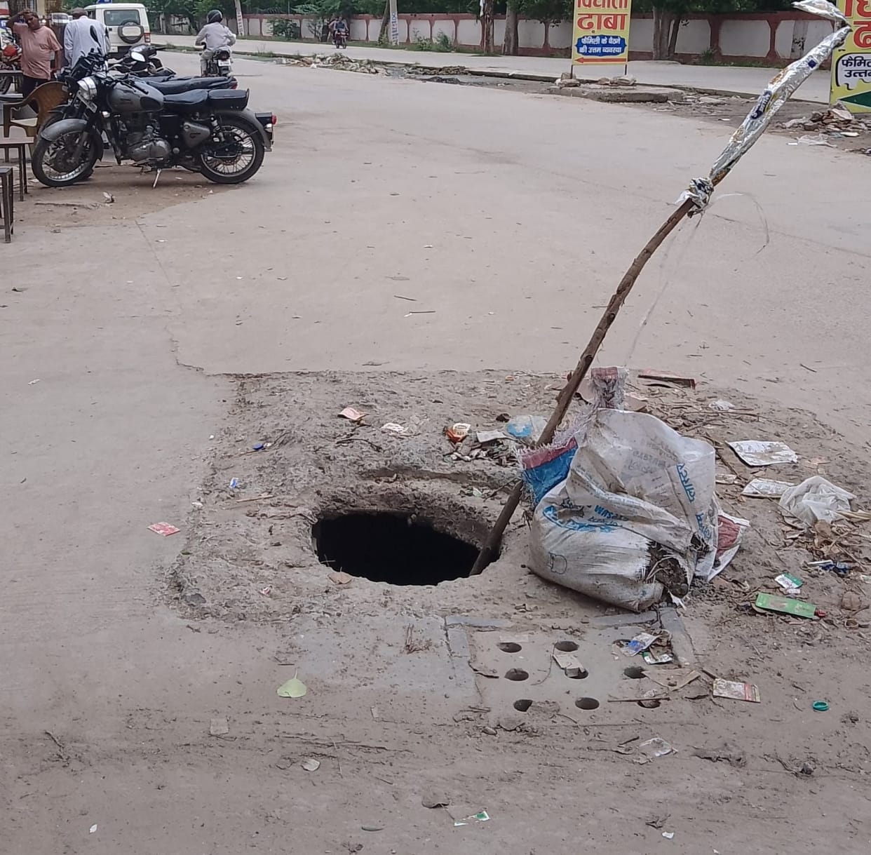 Manholes lying open on the road, solution not being found even after complaint