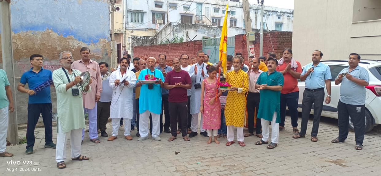 Flowers were showered at various places during Prabhat Pheri.