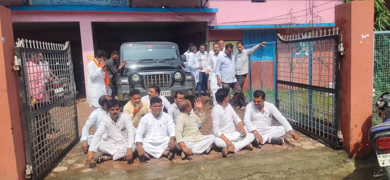 जनपद सदस्यों के साथ धरने पर बैठे जनपद अध्यक्ष